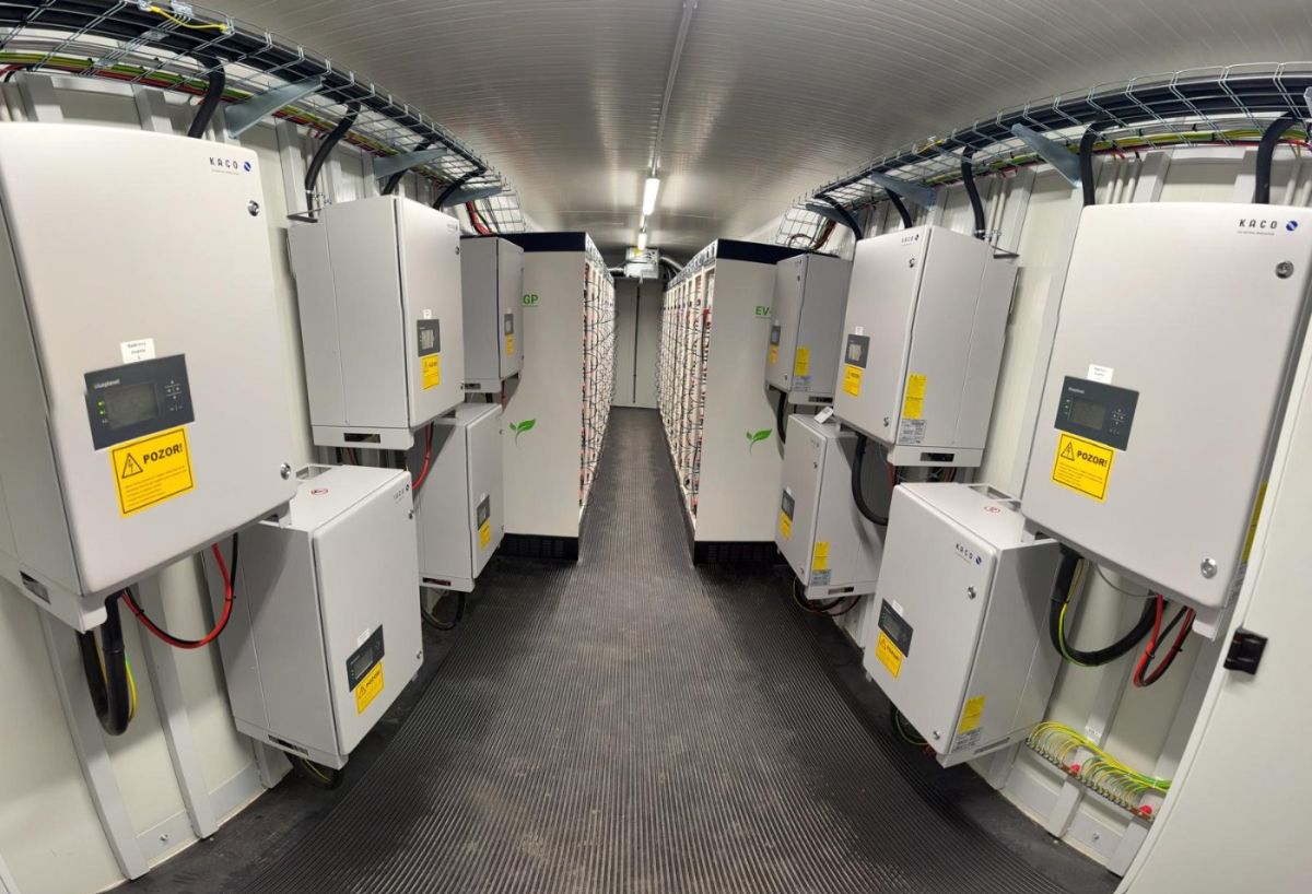 Meniče Kaco New Energy a batériové rozvádzače v úložisku EV-GP BESS