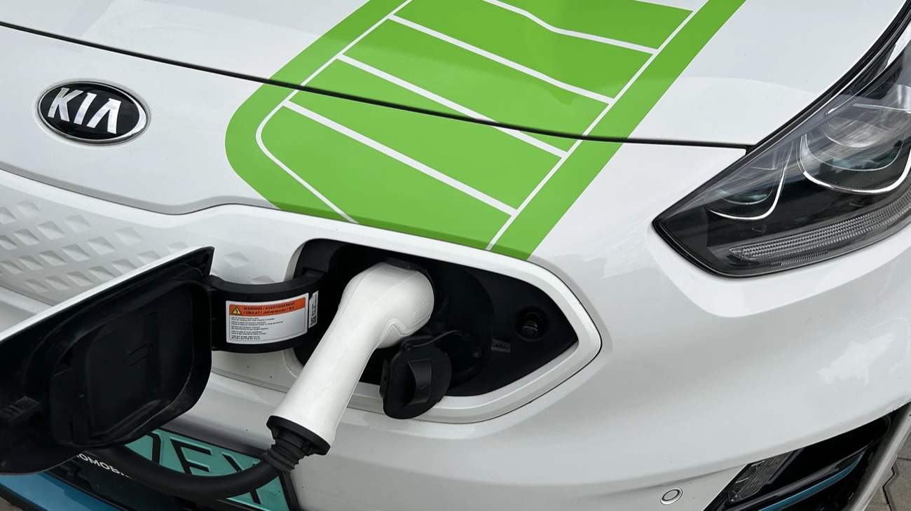 Elektromobil pri nabíjaní na nabíjacej stanici EV-GP